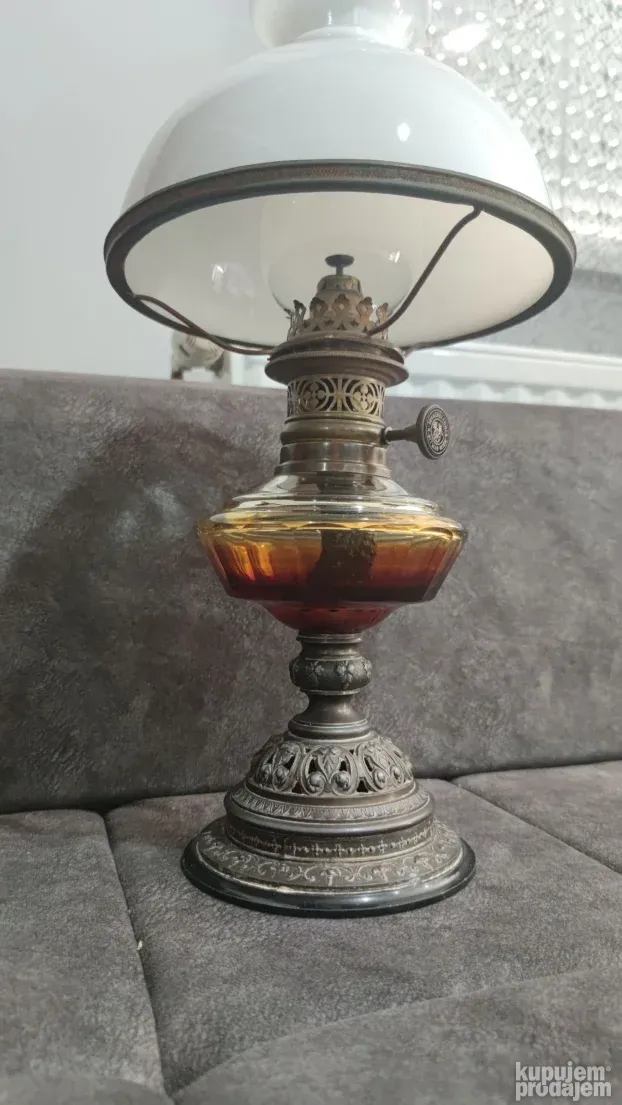 Prelepa stara petrolejska lampa