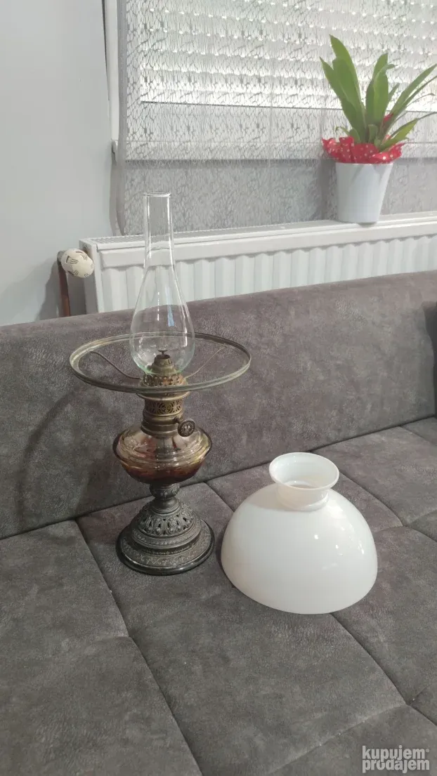 Prelepa stara petrolejska lampa