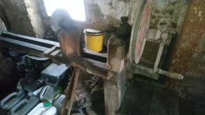 Stari drveni strug za trakslovanje i oštrenje