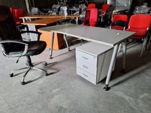 Stolovi stolice fiokari