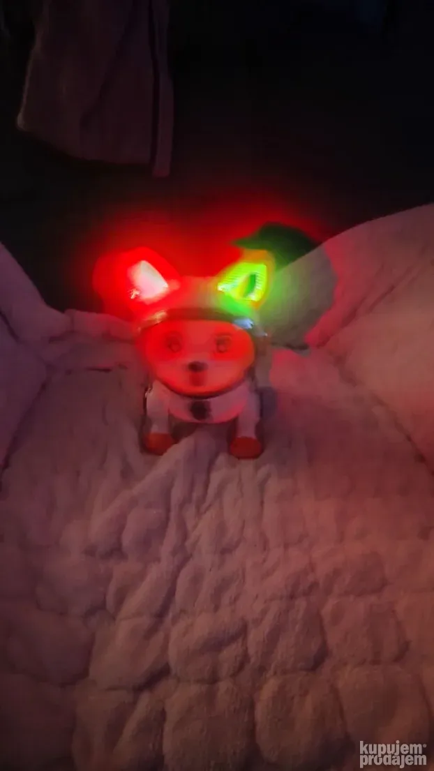 Pas robot koji ponavlja reči