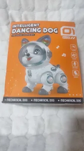 Pas robot koji ponavlja reči