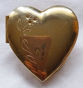 Broš u pozlati oblika srca
