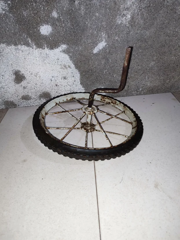 Stari gvozdeni tocak puna guma decijih predratnih kolica