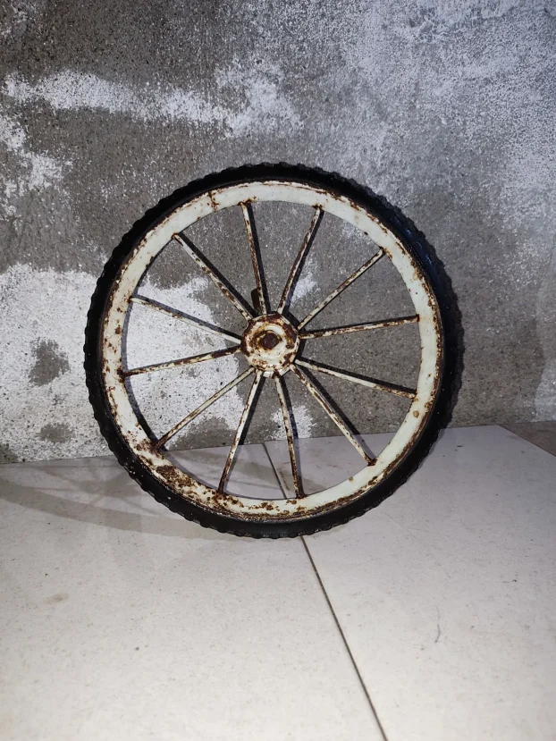 Stari gvozdeni tocak puna guma decijih predratnih kolica