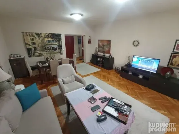 Sremska Kamenica, trosoban, 83m2!