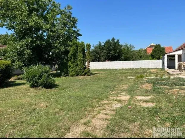 Gradjevinski plac u samom centru Rumenke, 1106m2.