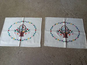 Dve lepe ukrasne vežene jastučnice 55x45cm kao nove