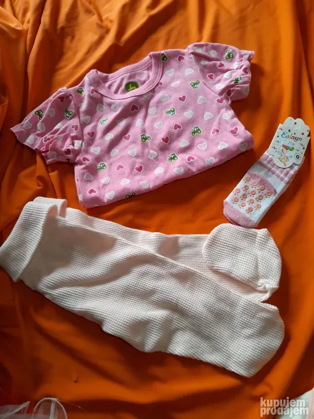 Kompletuc za 6 meseci Novo bodi carapuce i donji deo