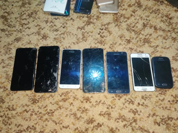 Lot neispitanih raznih telefona 7 komada
