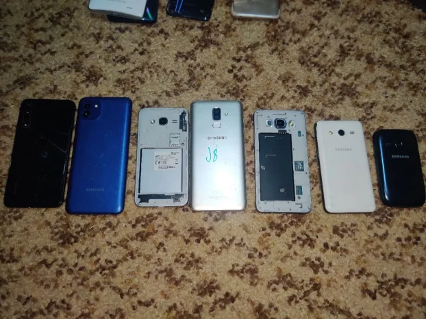 Lot neispitanih raznih telefona 7 komada
