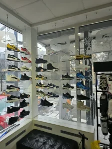 Visece izložbene police