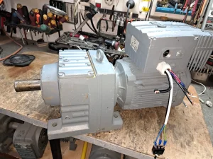 Reduktor sa frekventnim  3 kw od 6 do 62 o/min