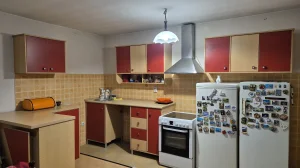 Polovna ručno rađena kuhinja u odličnom stanju