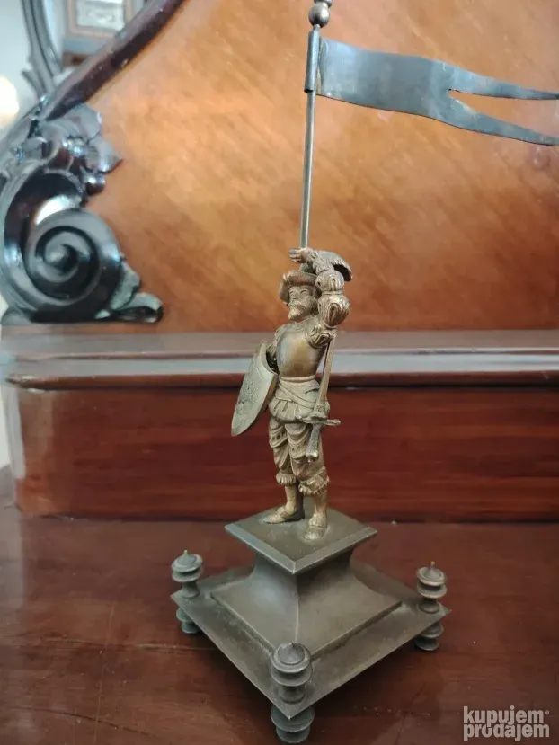 stona statua vojnika