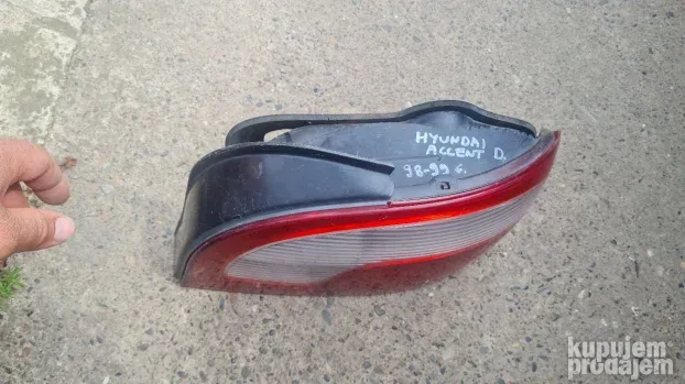 Hyundai accent stop svetlo desno