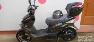 Novi Discovery električni scuter - boja crna