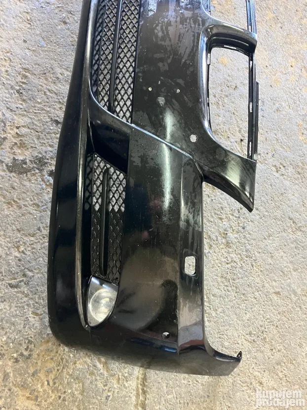 Prednji branik BMW E90 crni