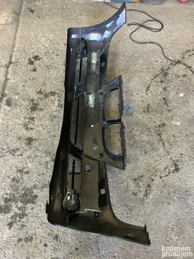 Prednji branik BMW E90 crni