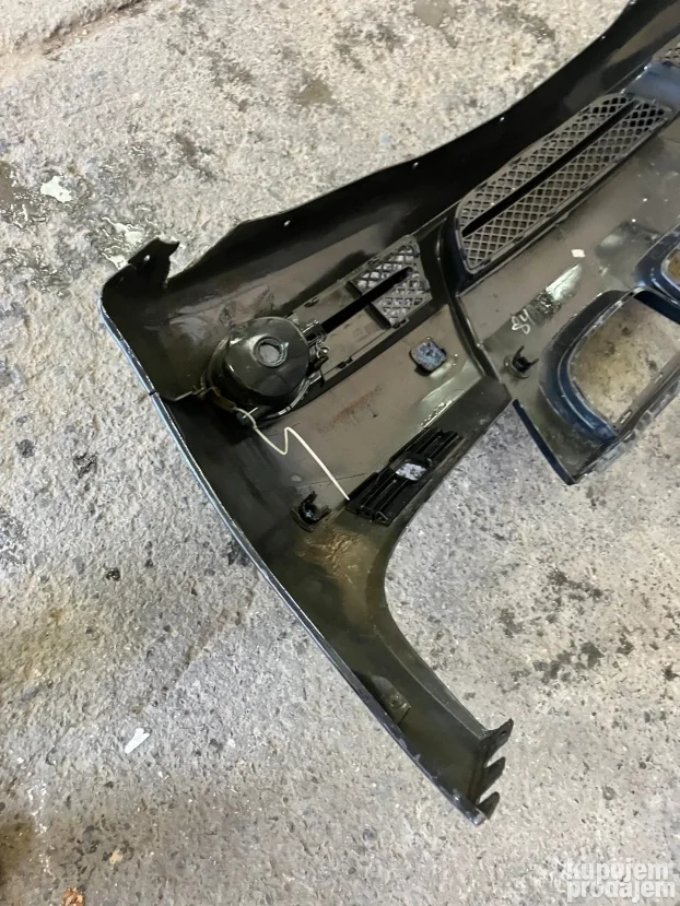 Prednji branik BMW E90 crni