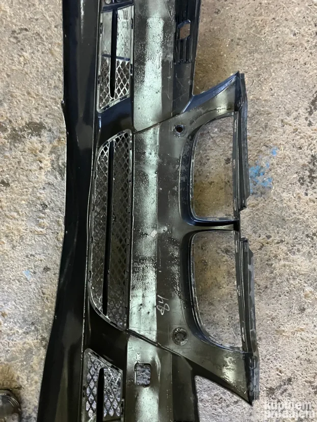 Prednji branik BMW E90 crni