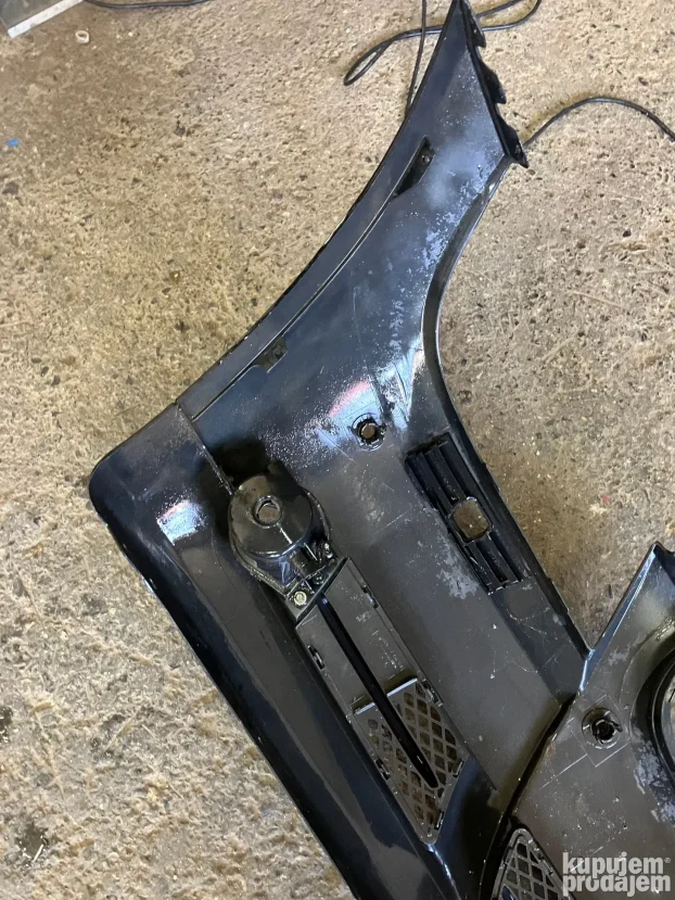 Prednji branik BMW E90 crni