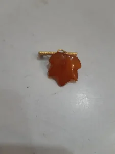 Bros od cilibara u pozlati sa zigom 3