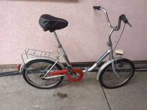 Poni unis sivo crveno