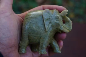 Slon izradjen od poludragog kamena serpentin