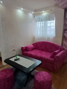 Izdaje se dvoiposoban stan na Bulevaru Nemanjića, 40m2