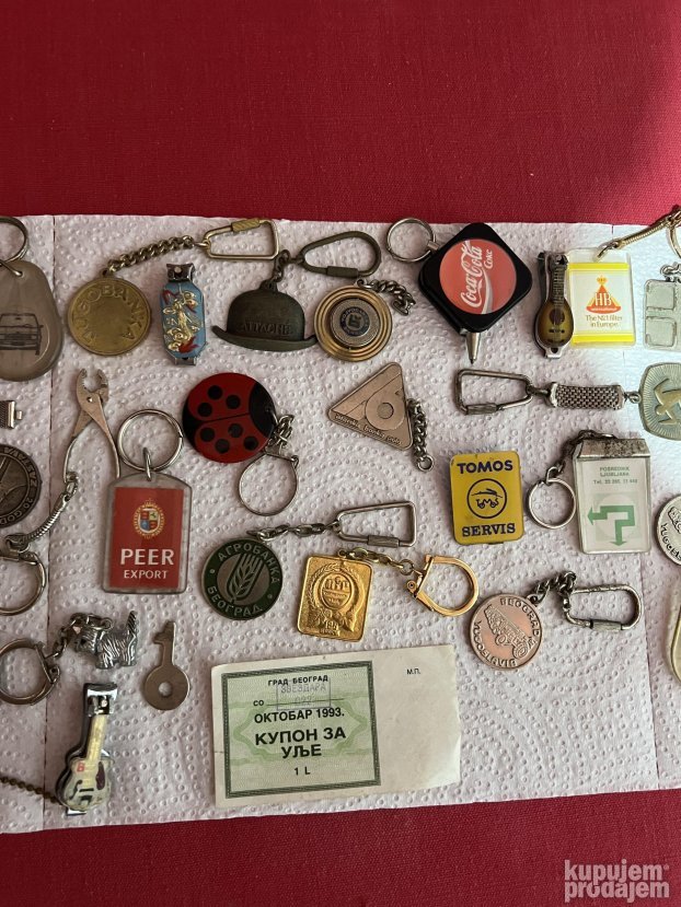 Stari privesci i figure iz SFRJ sa kutijim i bonovi za ulje