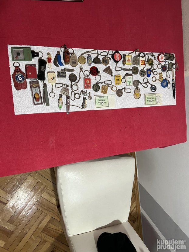 Stari privesci i figure iz SFRJ sa kutijim i bonovi za ulje