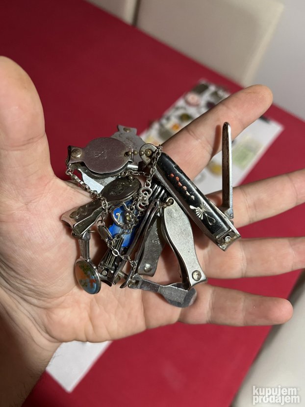 Stari privesci i figure iz SFRJ sa kutijim i bonovi za ulje