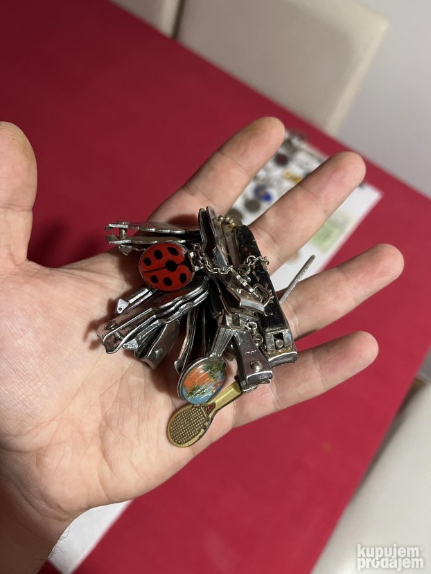Stari privesci i figure iz SFRJ sa kutijim i bonovi za ulje