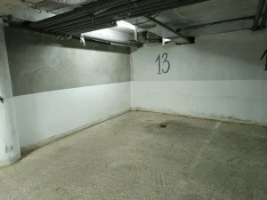 Garažno mesto na TOP lokaciji.