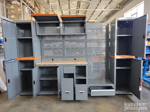 Radni sto sa ormanom za alat