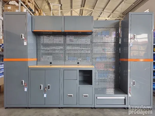 Radni sto sa ormanom za alat