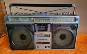 SHARP GF-9494 - stereo radio kasetofon iz 1980.