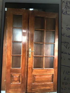 drvena vrata i prozori skinuti sa kuće