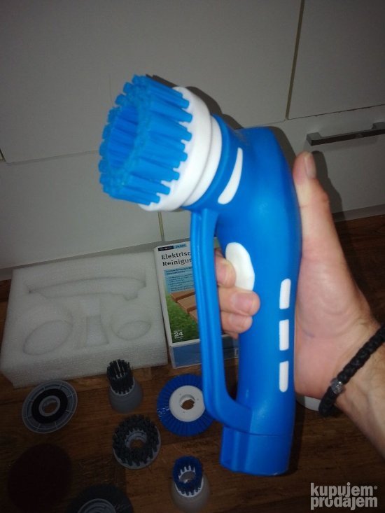 Multifunkcionalna rotirajuca cetka za ciscenje povrsina