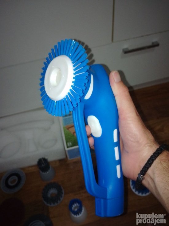 Multifunkcionalna rotirajuca cetka za ciscenje povrsina