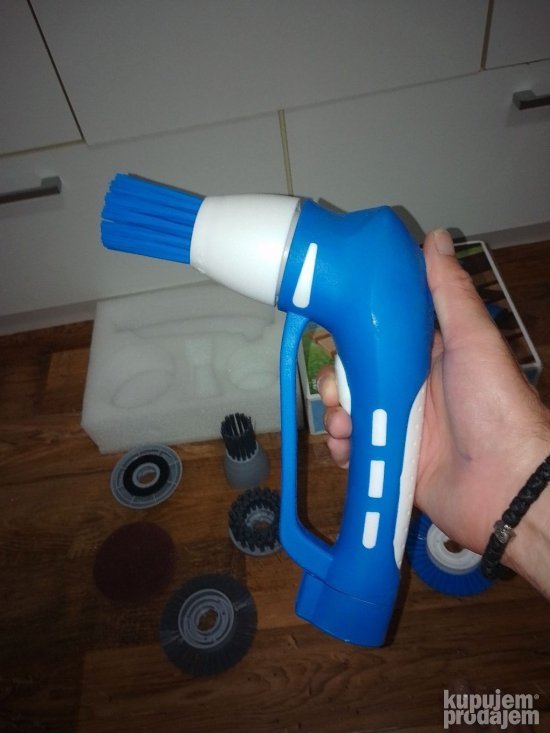 Multifunkcionalna rotirajuca cetka za ciscenje povrsina