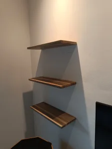 Zidne police sa skrivenim nosacima