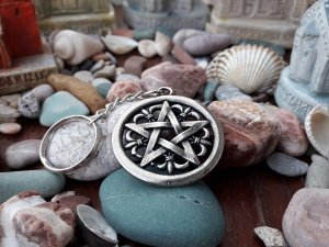 Pentagram sa ljiljanima privezak za kljuceve