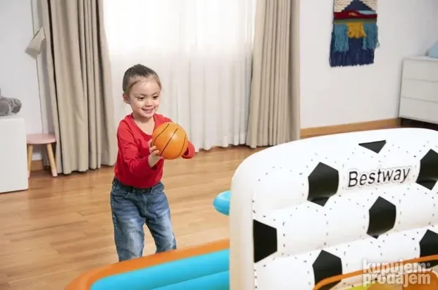 Deciji bazen fudbal sa lopticama