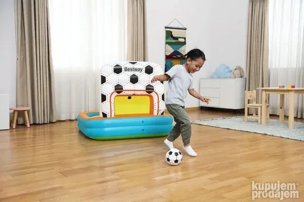 Deciji bazen fudbal sa lopticama