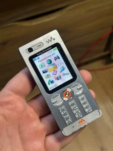 Sony Ericsson W880i Sivi