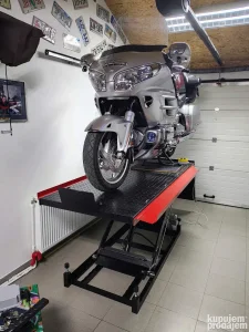 Hidraulicna platforma za servis motocikala