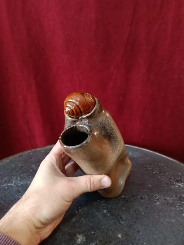 Keramička "izgužvana" vaza sa školjkom