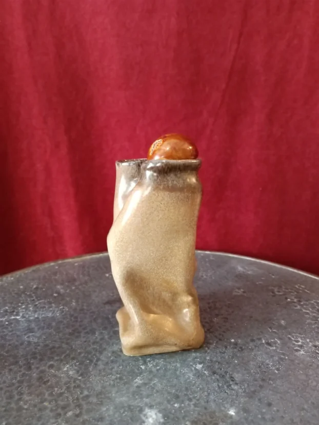 Keramička "izgužvana" vaza sa školjkom